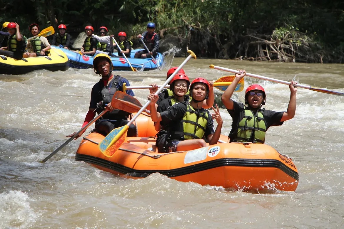 Keseruan rafting di Sungai Elo
